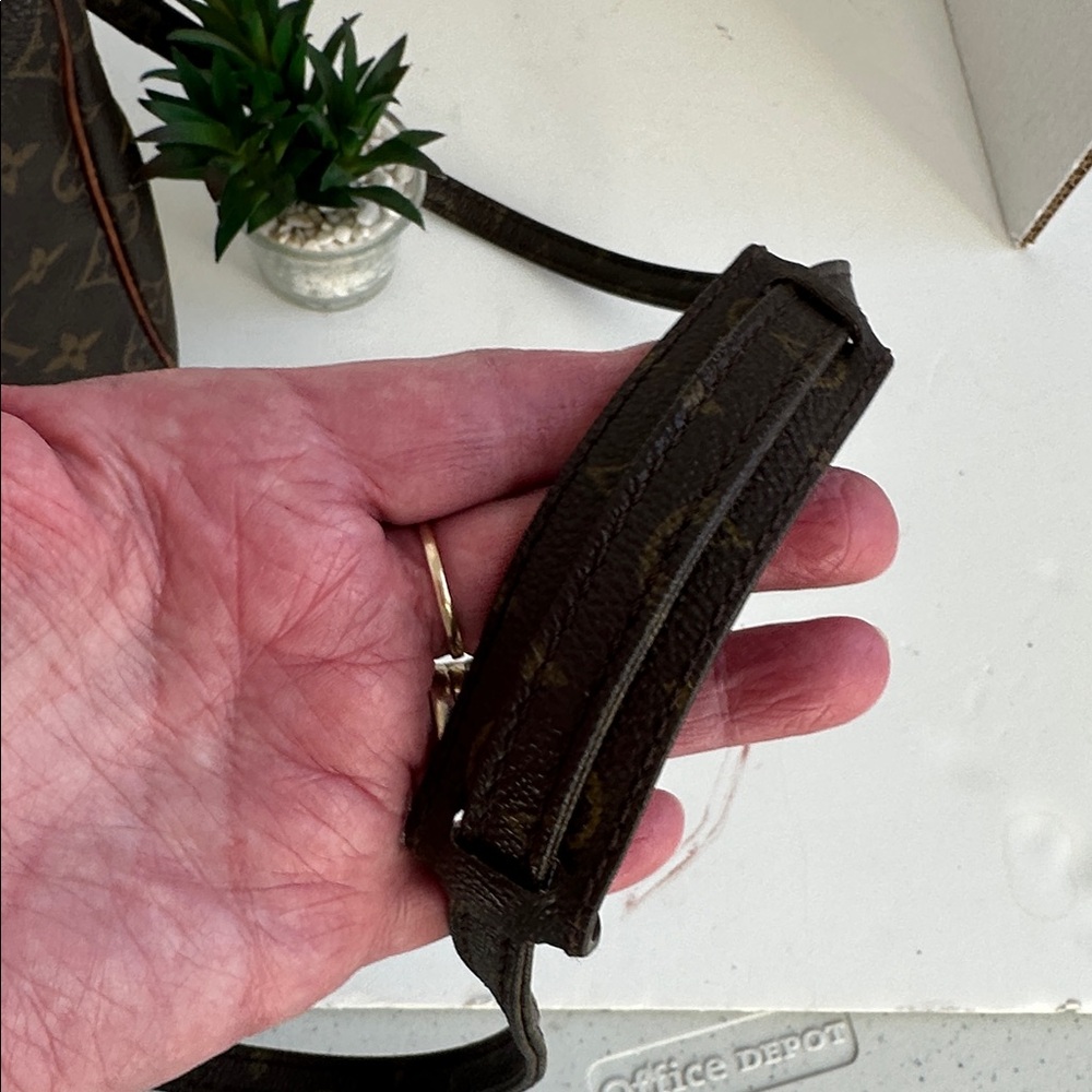 Louis Vuitton Monogram Crossbody Date Code MI 871… - image 3